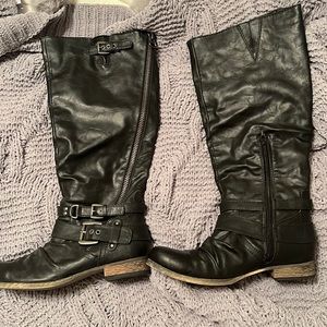 Black mid-rise leather boots with zipper and buckles